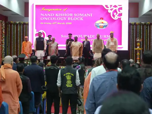 राष्ट्रपति मुर्मू ने वृंदावन में संत प्रेमानंद से की मुलाकात, आध्यात्मिक चर्चा के बाद कैंसर यूनिट का किया उद्घाटन