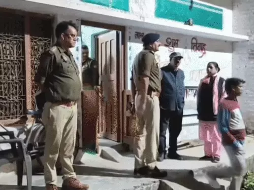 महोबा में सनसनीखेज वारदात: मालकिन की हत्या में नौकरानी और बेटा गिरफ्तार, चूड़ी के टुकड़े से खुला राज