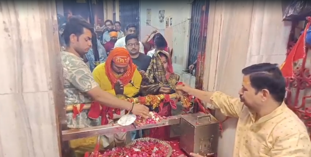 काशी में उमड़ा आस्था का सैलाब, माँ चंद्रघंटा के दरबार में भक्तों की भारी भीड़