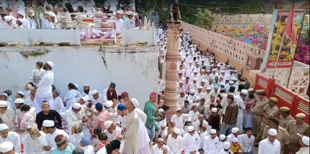 वाराणसी में ईद-उल-फितर का उल्लास, कड़ी सुरक्षा के बीच अदा हुई नमाज