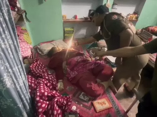 महोबा में सनसनीखेज वारदात: मालकिन की हत्या में नौकरानी और बेटा गिरफ्तार, चूड़ी के टुकड़े से खुला राज