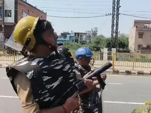 मथुरा में ट्रक हादसे में गौ रक्षक बाबा की मौत, हाईवे जाम के बाद बवाल- पथराव और लाठीचार्ज से हालात तनावपूर्ण