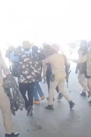 मथुरा में ट्रक हादसे में गौ रक्षक बाबा की मौत, हाईवे जाम के बाद बवाल- पथराव और लाठीचार्ज से हालात तनावपूर्ण