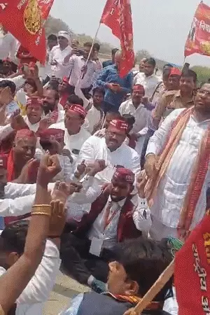 प्रयागराज में मंत्री संजय निषाद का धरना, मस्जिद हटाने की मांग पर NH-30 जाम