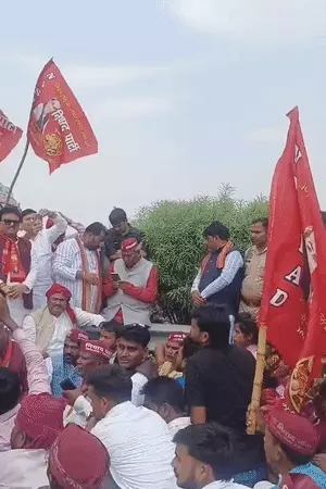 प्रयागराज में मंत्री संजय निषाद का धरना, मस्जिद हटाने की मांग पर NH-30 जाम