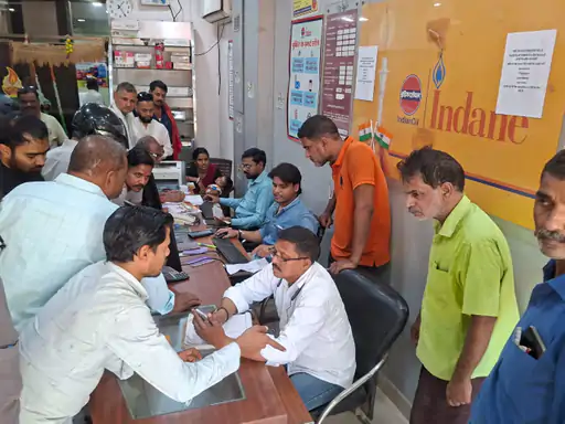 वाराणसी में गैस सिलेंडर की किल्लत से उपभोक्ता परेशान, एजेंसियों पर लंबी कतारें