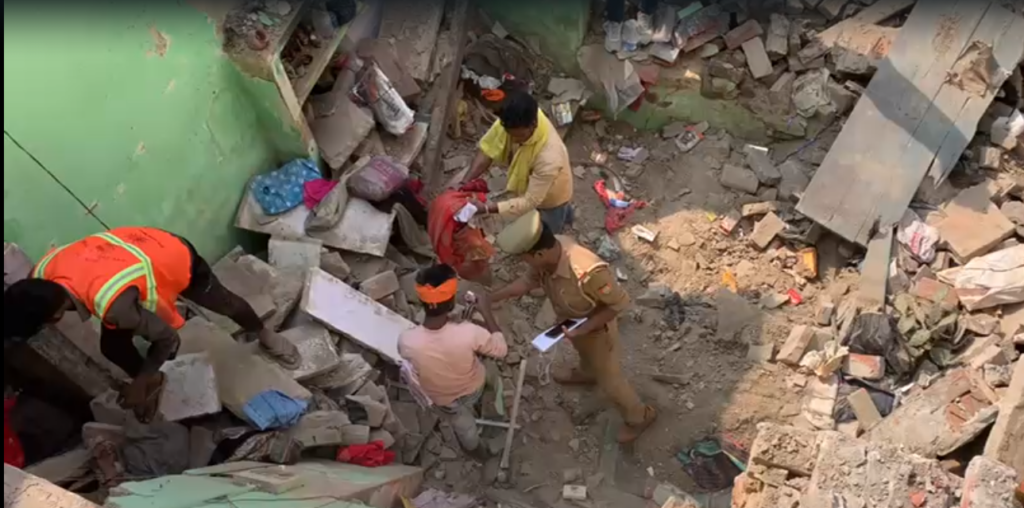 वाराणसी में सिलेंडर ब्लास्ट से मकान ध्वस्त, दो सगे भाई-बहन की मौत, मां समेत दो घायल