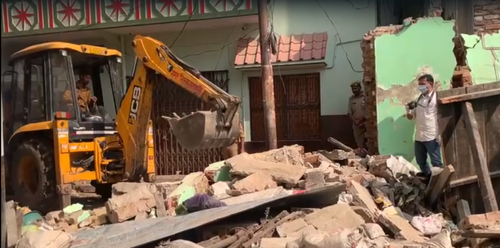 वाराणसी में सिलेंडर ब्लास्ट से मकान ध्वस्त, दो सगे भाई-बहन की मौत, मां समेत दो घायल