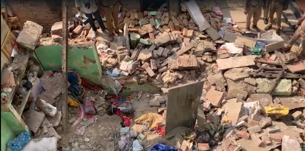 वाराणसी में सिलेंडर ब्लास्ट से मकान ध्वस्त, दो सगे भाई-बहन की मौत, मां समेत दो घायल