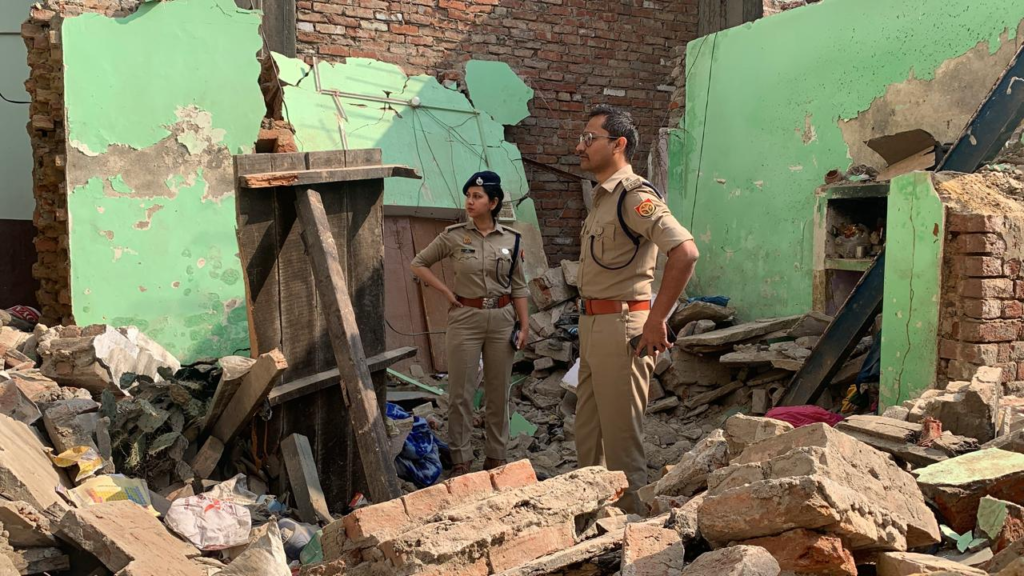वाराणसी में सिलेंडर ब्लास्ट से मकान ध्वस्त, दो सगे भाई-बहन की मौत, मां समेत दो घायल