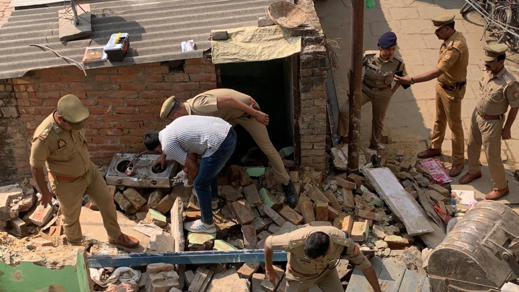 वाराणसी में सिलेंडर ब्लास्ट से मकान ध्वस्त, दो सगे भाई-बहन की मौत, मां समेत दो घायल