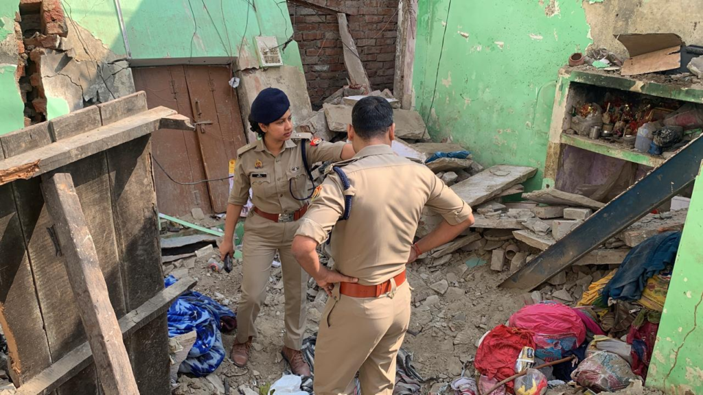 वाराणसी में सिलेंडर ब्लास्ट से मकान ध्वस्त, दो सगे भाई-बहन की मौत, मां समेत दो घायल