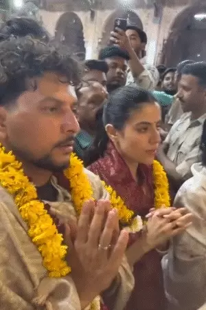 वृंदावन में क्रिकेटर कुलदीप यादव ने पत्नी संग किए ठाकुर बांके बिहारी के दर्शन