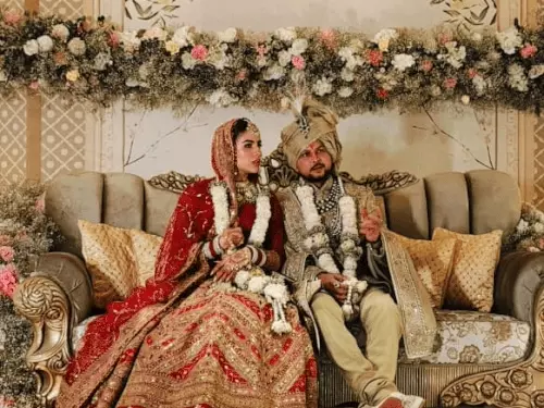 वृंदावन में क्रिकेटर कुलदीप यादव ने पत्नी संग किए ठाकुर बांके बिहारी के दर्शन