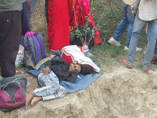 वाराणसी में दर्दनाक हादसा: ट्रैक्टर-ट्रॉली गड्ढे में पलटी, एक मजदूर की मौत, दर्जनभर घायल