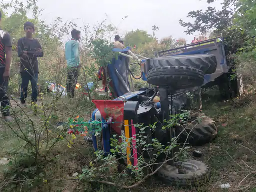 वाराणसी में दर्दनाक हादसा: ट्रैक्टर-ट्रॉली गड्ढे में पलटी, एक मजदूर की मौत, दर्जनभर घायल