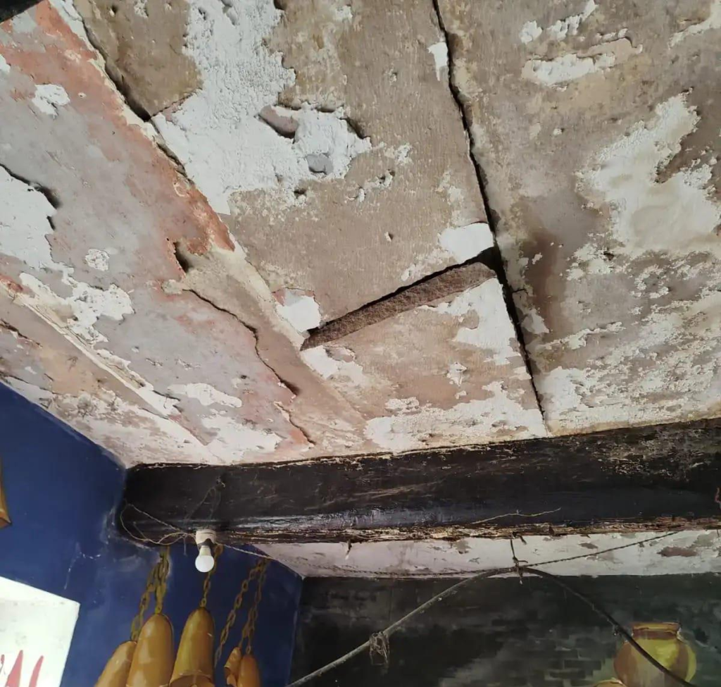 जर्जर द्वार से बैजनाथ मंदिर में हादसे की आशंका