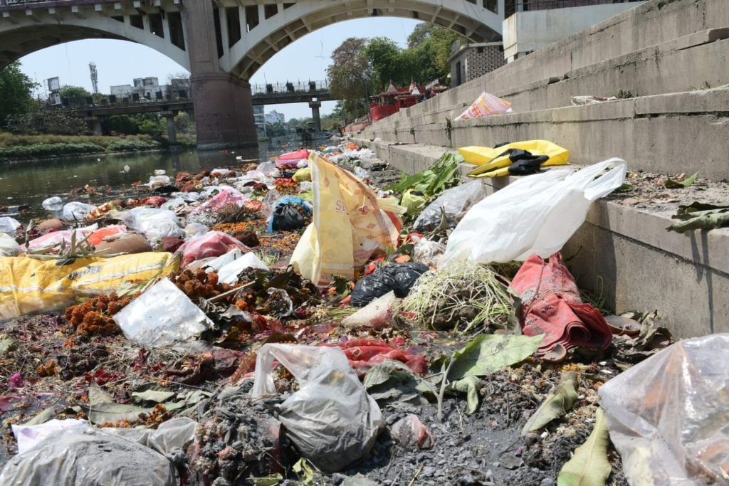 आस्था के नाम पर वरुणा नदी का घुटता दम