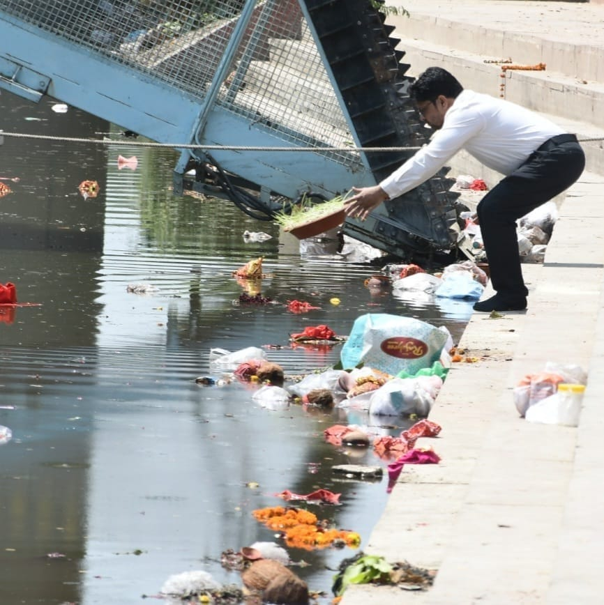 आस्था के नाम पर वरुणा नदी का घुटता दम