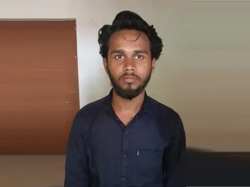 लैंडिंग से पहले फ्लाइट में हड़कंप: यात्री ने इमरजेंसी गेट खोलने की कोशिश, पायलट की सूझबूझ से टला बड़ा हादसा