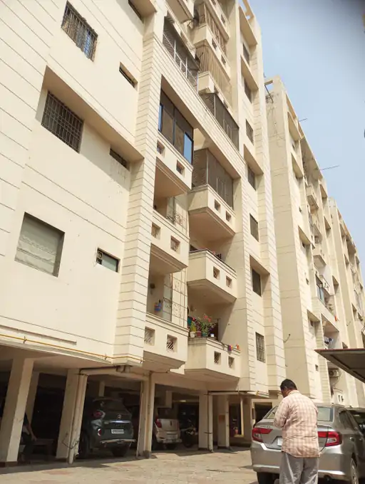 वाराणसी में दर्दनाक हादसा: अपार्टमेंट की 7वीं मंजिल से गिरकर महिला की मौत