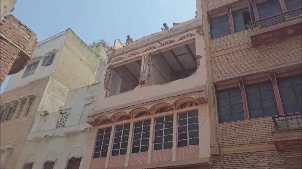 ईद के बाद दालमंडी में फिर चला बुलडोज़र, 30 मकान ध्वस्त, सुरक्षा चाक-चौबंद