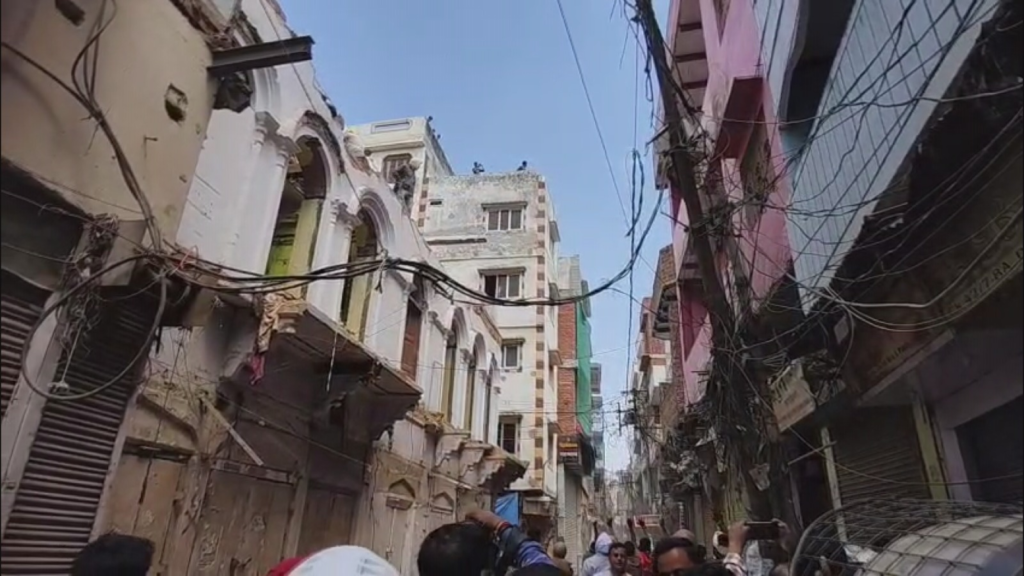 ईद के बाद दालमंडी में फिर चला बुलडोज़र, 30 मकान ध्वस्त, सुरक्षा चाक-चौबंद