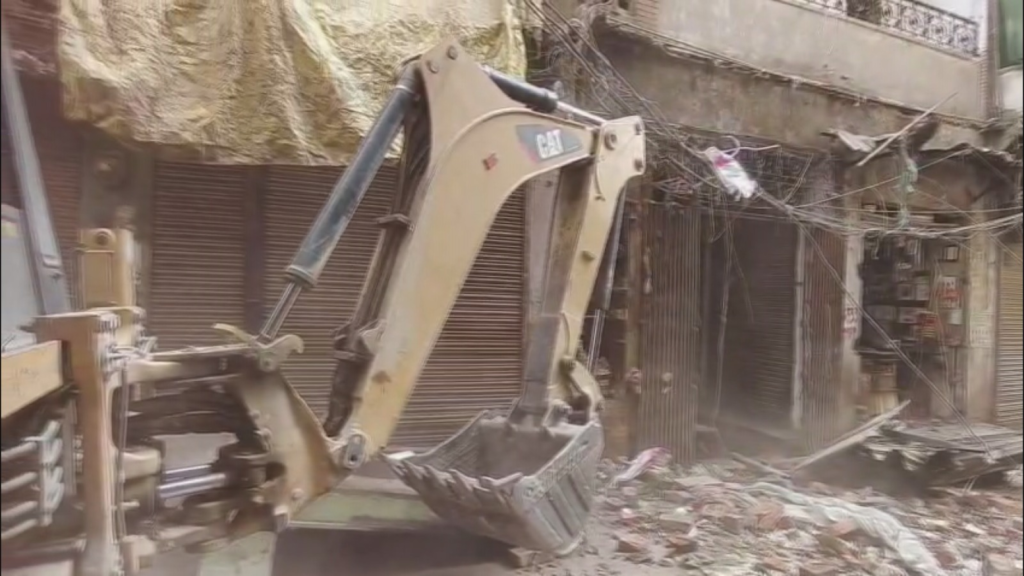 ईद के बाद दालमंडी में फिर चला बुलडोज़र, 30 मकान ध्वस्त, सुरक्षा चाक-चौबंद