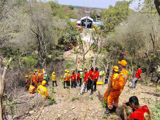 बरसाना केबल कार मॉक ड्रिल: 100 मीटर ऊंचाई पर फंसे यात्रियों को सुरक्षित निकाला गया