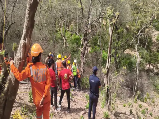 बरसाना केबल कार मॉक ड्रिल: 100 मीटर ऊंचाई पर फंसे यात्रियों को सुरक्षित निकाला गया