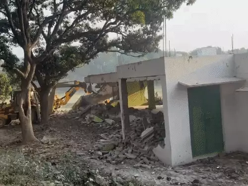 सीतापुर में 12 साल पुरानी अवैध मस्जिद तड़के 3 बजे बुलडोजर से ढहाई, प्रशासन ने कब्जा हटाया