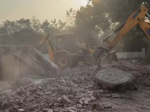 सीतापुर में 12 साल पुरानी अवैध मस्जिद तड़के 3 बजे बुलडोजर से ढहाई, प्रशासन ने कब्जा हटाया