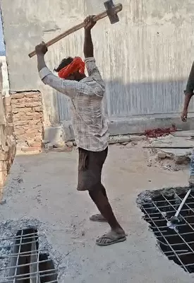 दालमंडी में तीसरे दिन भी बुलडोजर कार्रवाई जारी, विरोध के बीच सड़क चौड़ीकरण प्रोजेक्ट तेज