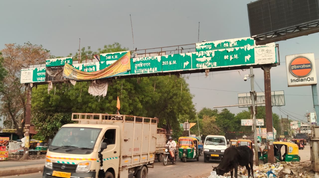 हार्दिक स्वागत है आपका : स्मार्ट सिटी वाराणसी के चीथड़े स्वागत द्वार पर