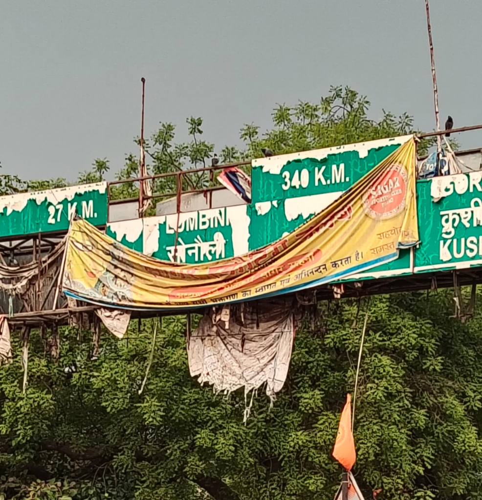 हार्दिक स्वागत है आपका : स्मार्ट सिटी वाराणसी के चीथड़े स्वागत द्वार पर