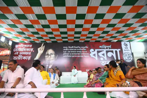 कोलकाता में ममता बनर्जी का धरना शुरू, वोटर लिस्ट से नाम हटाने पर BJP-चुनाव आयोग पर साजिश का आरोप