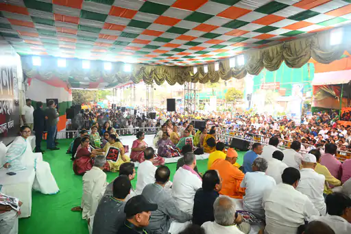 कोलकाता में ममता बनर्जी का धरना शुरू, वोटर लिस्ट से नाम हटाने पर BJP-चुनाव आयोग पर साजिश का आरोप