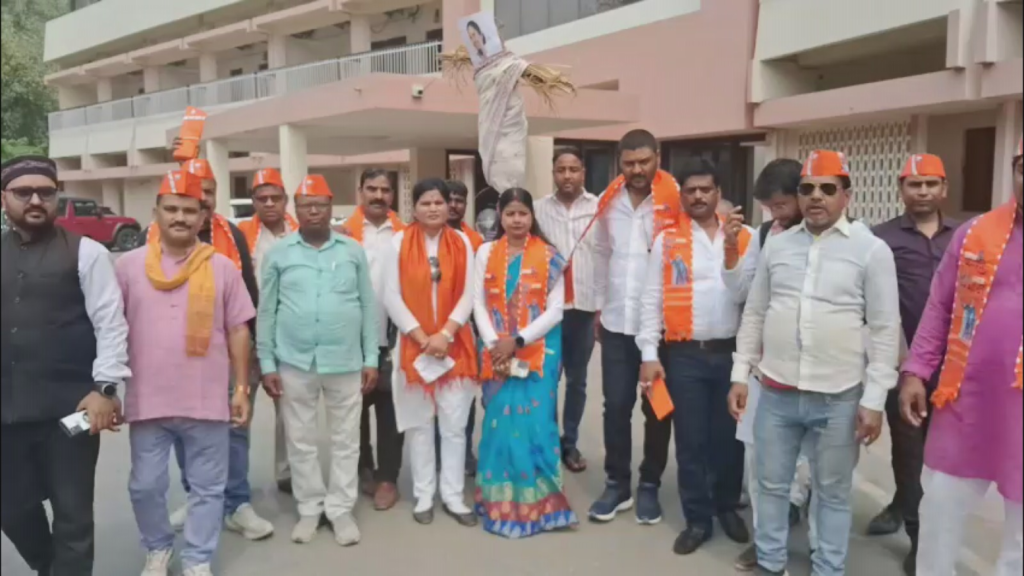 राष्ट्रपति के कथित अपमान पर वाराणसी में भाजपा का प्रदर्शन