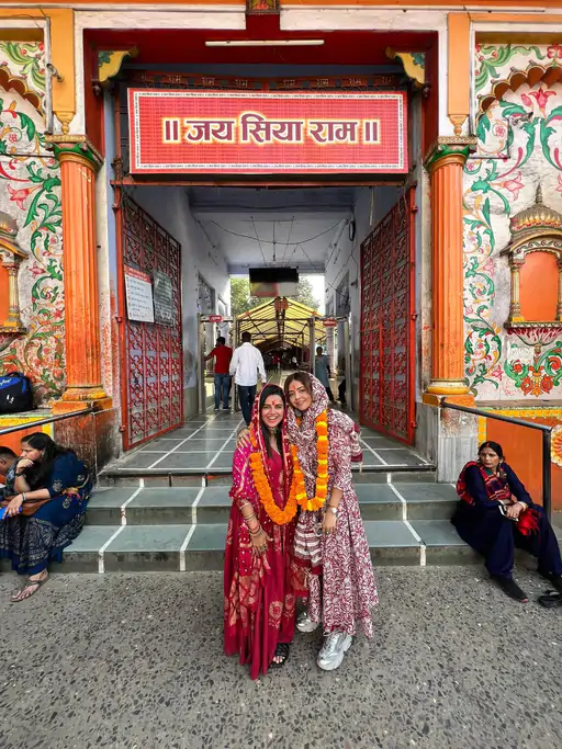 काशी पहुंचीं टीवी अभिनेत्री देवोलीना भट्टाचार्जी, परिवार संग किए मंदिरों के दर्शन