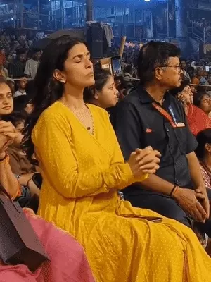 काशी की आध्यात्मिकता में डूबीं अभिनेत्री निम्रत कौर, गंगा आरती में शामिल होकर लिया बनारसी मालइयो का स्वाद