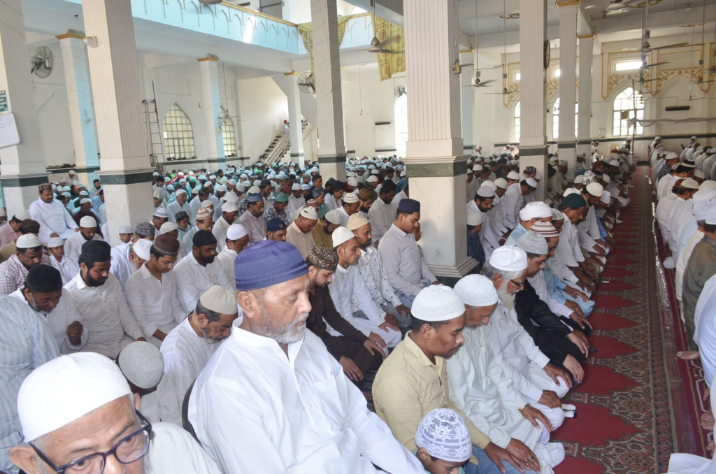 अकीदत के साथ अदा हुई अलविदा जुमे की नमाज