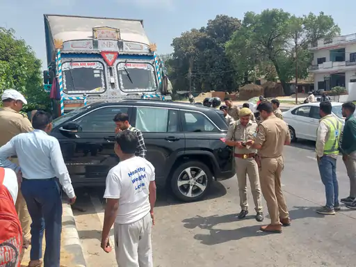 हाईवे पर हादसा: काशी नरेश की कार को ट्रक ने मारी टक्कर, सभी सुरक्षित