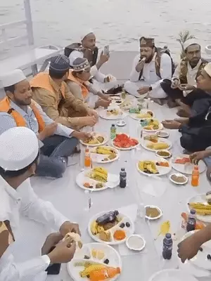 काशी में नाव पर इफ्तार से मचा सियासी बवाल, 14 युवकों की गिरफ्तारी पर अखिलेश–इमरान ने उठाए सवाल