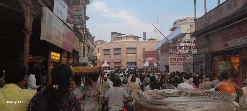 इस मोड़ से जाते हैं कुछ सुस्त कदम रस्ते..