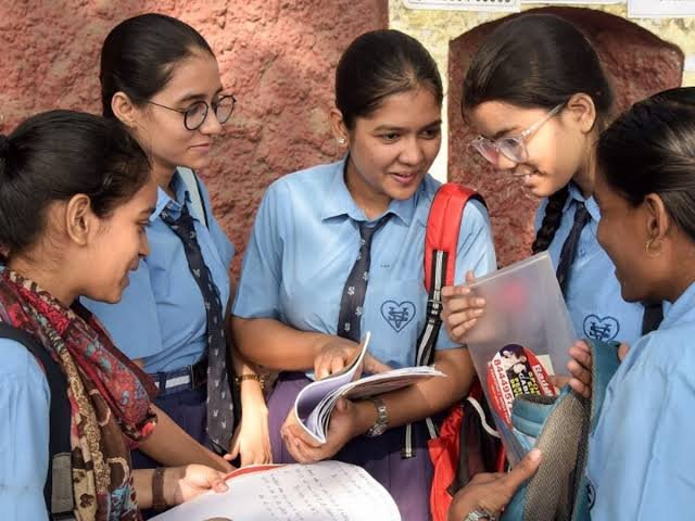 18 मार्च से शुरू होगा UP बोर्ड कॉपियों का मूल्यांकन, 25 दिनों में पूरा करने का लक्ष्य; परीक्षकों के लिए सख्त गाइडलाइन जारी