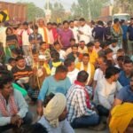 गाजीपुर में दर्दनाक हादसा: तेज रफ्तार ट्रेलर घर में घुसा, 25 वर्षीय महिला की मौत; ग्रामीणों ने एनएच‑124सी जाम किया