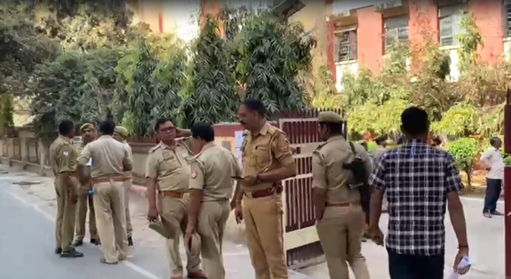 वाराणसी में 46 केंद्रों पर शुरू हुई यूपी पुलिस SI भर्ती परीक्षा, 77 हजार से अधिक अभ्यर्थी शामिल