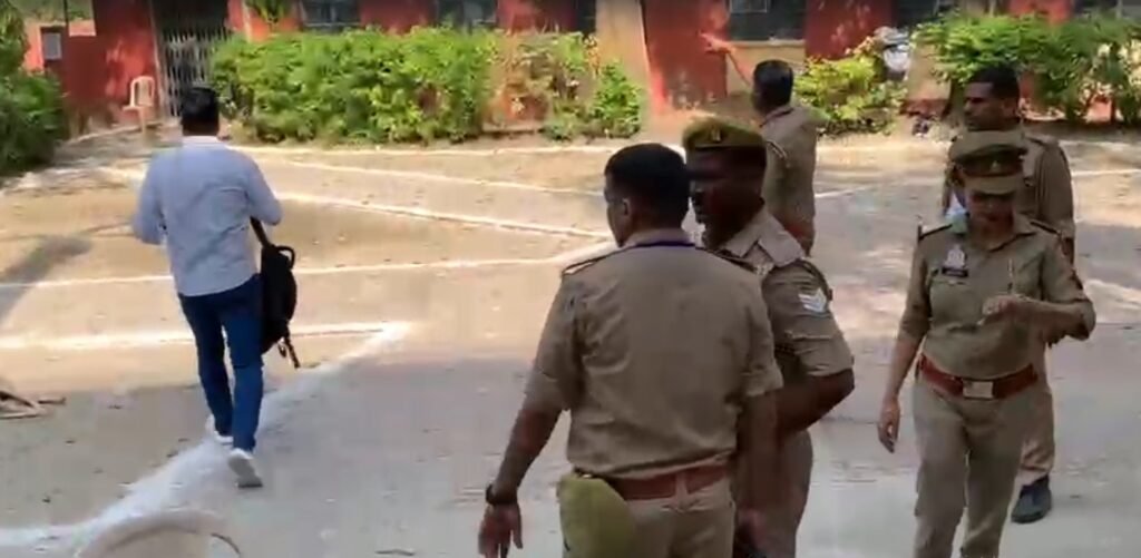 वाराणसी में 46 केंद्रों पर शुरू हुई यूपी पुलिस SI भर्ती परीक्षा, 77 हजार से अधिक अभ्यर्थी शामिल