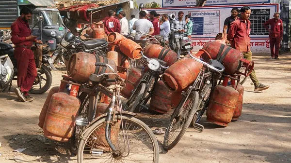 LPG Cylinder Booking Rules: गैस सिलेंडर बुकिंग के नियम बदले, अब 45 दिन बाद ही होगी बुकिंग; OTP से डिलीवरी अनिवार्य, कमर्शियल सप्लाई पर कंट्रोल