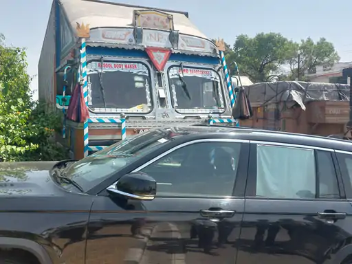 हाईवे पर हादसा: काशी नरेश की कार को ट्रक ने मारी टक्कर, सभी सुरक्षित